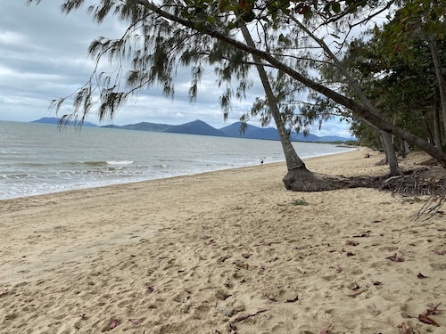 Stylish guesthouse short bush walk to beautiful swim beach.