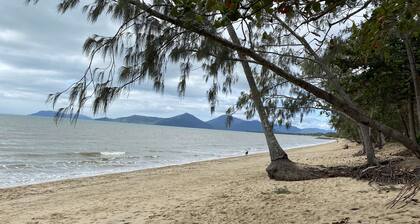 Stylish guesthouse short bush walk to beautiful swim beach.