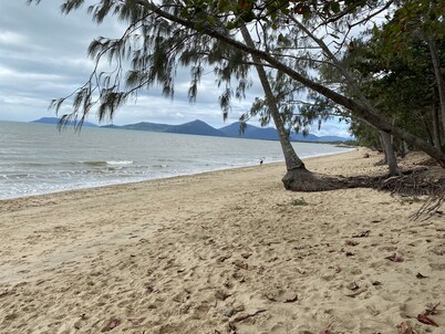 Stylish guesthouse short bush walk to beautiful swim beach.