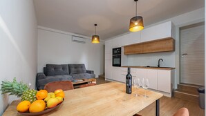Een modern appartement met een eethoek, keuken en woonruimte.