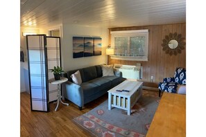 Living area - Apple Country Charm (Hendersonville)