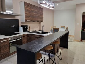 Fridge, microwave, oven, stovetop - Gîte Le Creusot-Bourgogne with swimming pool - Ground floor with PMR access (Le Breuil)