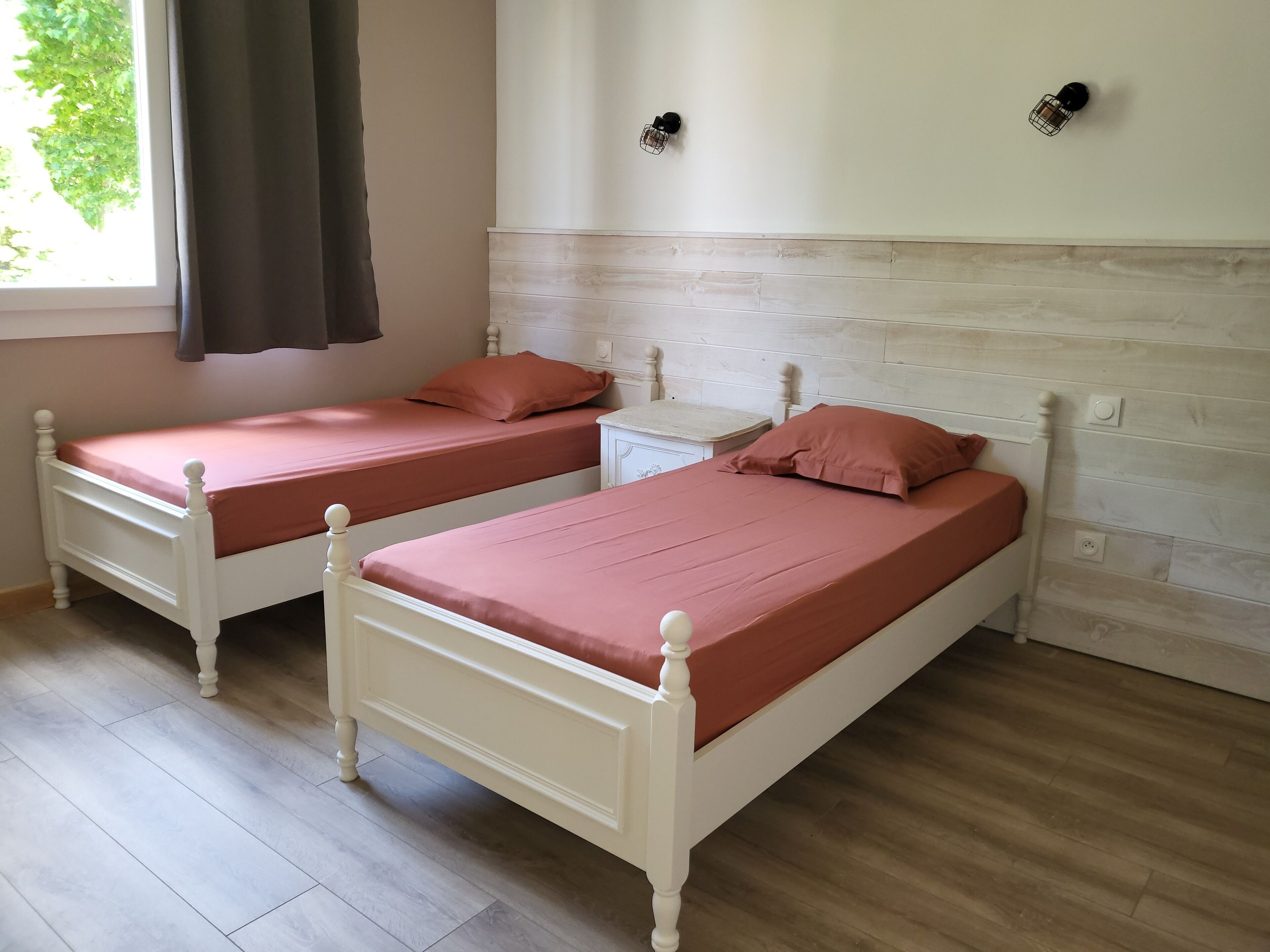 4 bedrooms, free WiFi, bed sheets, wheelchair access