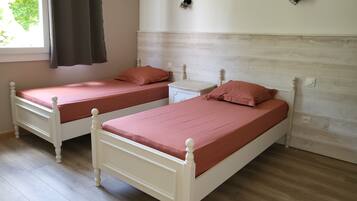 4 bedrooms, free WiFi, bed sheets, wheelchair access