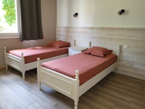 4 bedrooms, free WiFi, bed sheets, wheelchair access