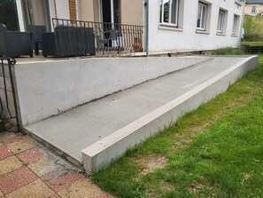 Property grounds - Gîte Le Creusot-Bourgogne with swimming pool - Ground floor with PMR access (Le Breuil)