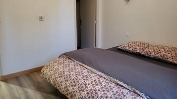 4 bedrooms, travel cot, free WiFi, bed sheets