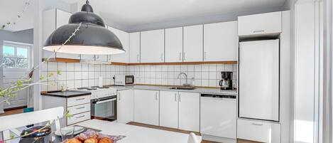 Jääkaappi, liesi, astianpesukone, kahvin-/teenkeitin