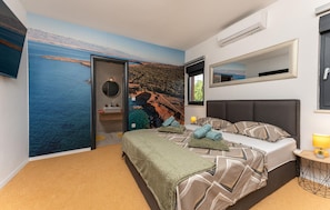 5 bedrooms, travel crib, WiFi (free), bed sheets
