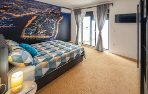 5 bedrooms, travel cot, free WiFi, bed sheets - Luxurious home in Vir with sauna (Vir)