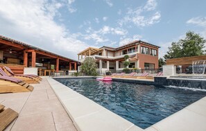 A heated pool - Luxurious home in Vir with sauna (Vir)