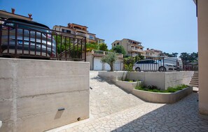 المنطقة المحيطة بالمنشأة