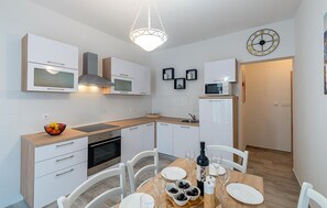 ثلاجة، موقد طهي مسطح، غسالة أطباق، ماكينة لصنع القهوة/الشاي