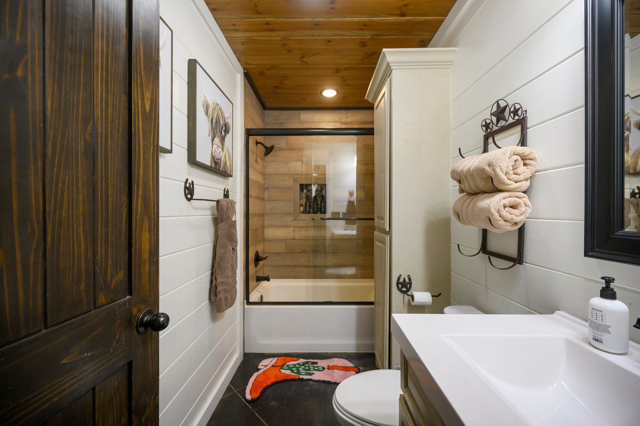 Combined shower/tub, hair dryer, towels