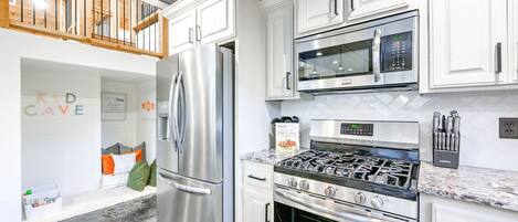 Køleskab, mikrobølgeovn, ovn, kogeplade