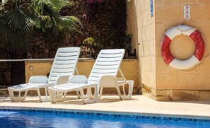 Outdoor pool - Traditional Farmhouse with Pool (Xaghra)
