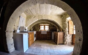 Fridge, microwave, oven, stovetop - Traditional Farmhouse with Pool (Xaghra)