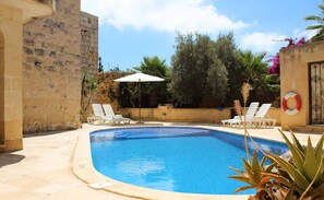 Outdoor pool - Traditional Farmhouse with Pool (Xaghra)
