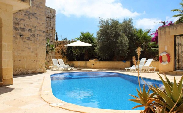 حمّام سباحة خارجي