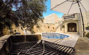 Outdoor pool - Traditional Farmhouse with Pool (Xaghra)