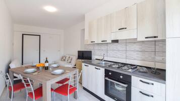 Fridge, stovetop, coffee/tea maker