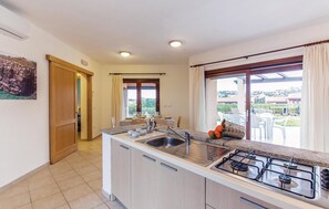 ثلاجة، موقد طهي مسطح، غسالة أطباق