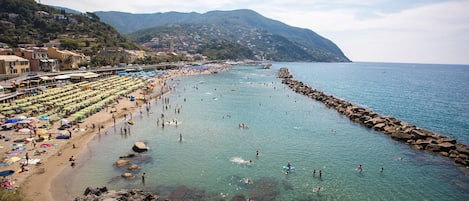Una spiaggia nelle vicinanze