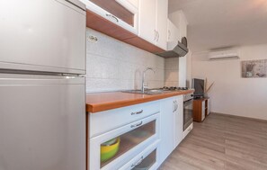 Fridge, oven, stovetop, coffee/tea maker