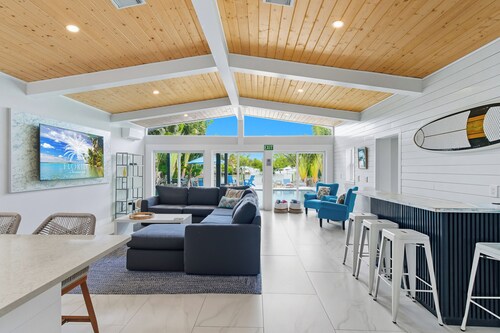 5 Bed WTFT heated pool dock 6 seat golf cart