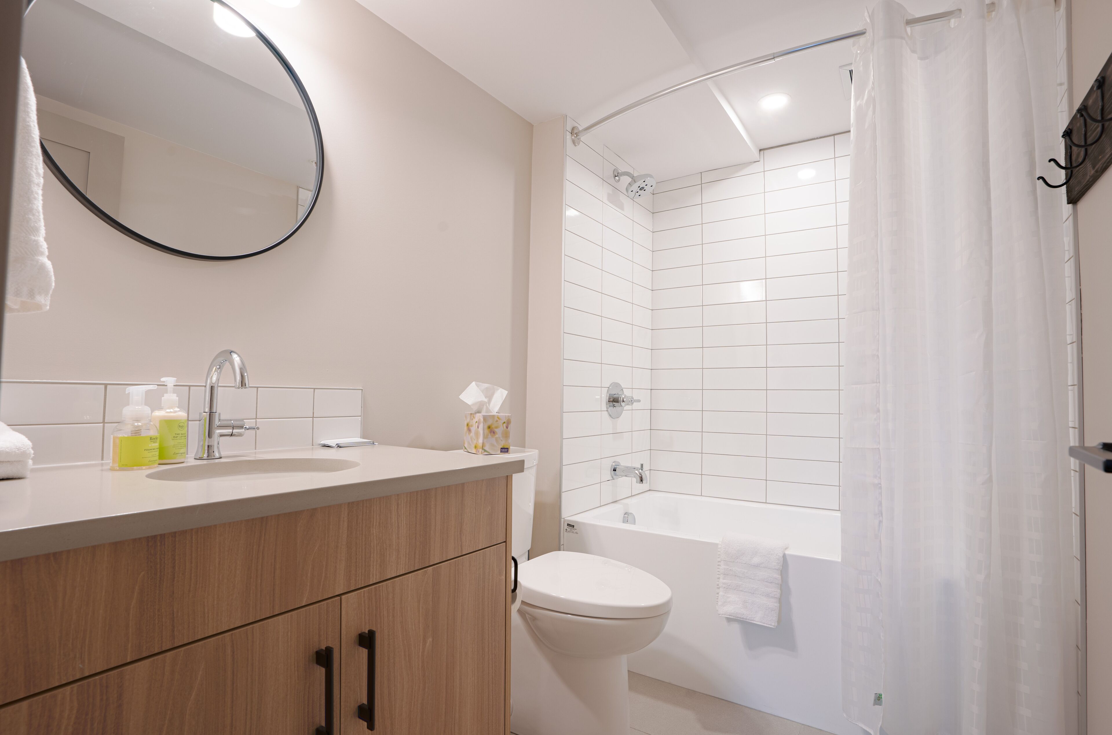 Une salle de bain moderne avec un lavabo, des toilettes et une douche.