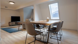 Superior 3-Bedroom Apartment | تناول الطعام داخل الغرفة