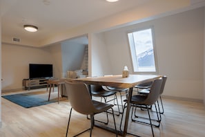Superior 3-Bedroom Apartment | 객실 내 식사 공간