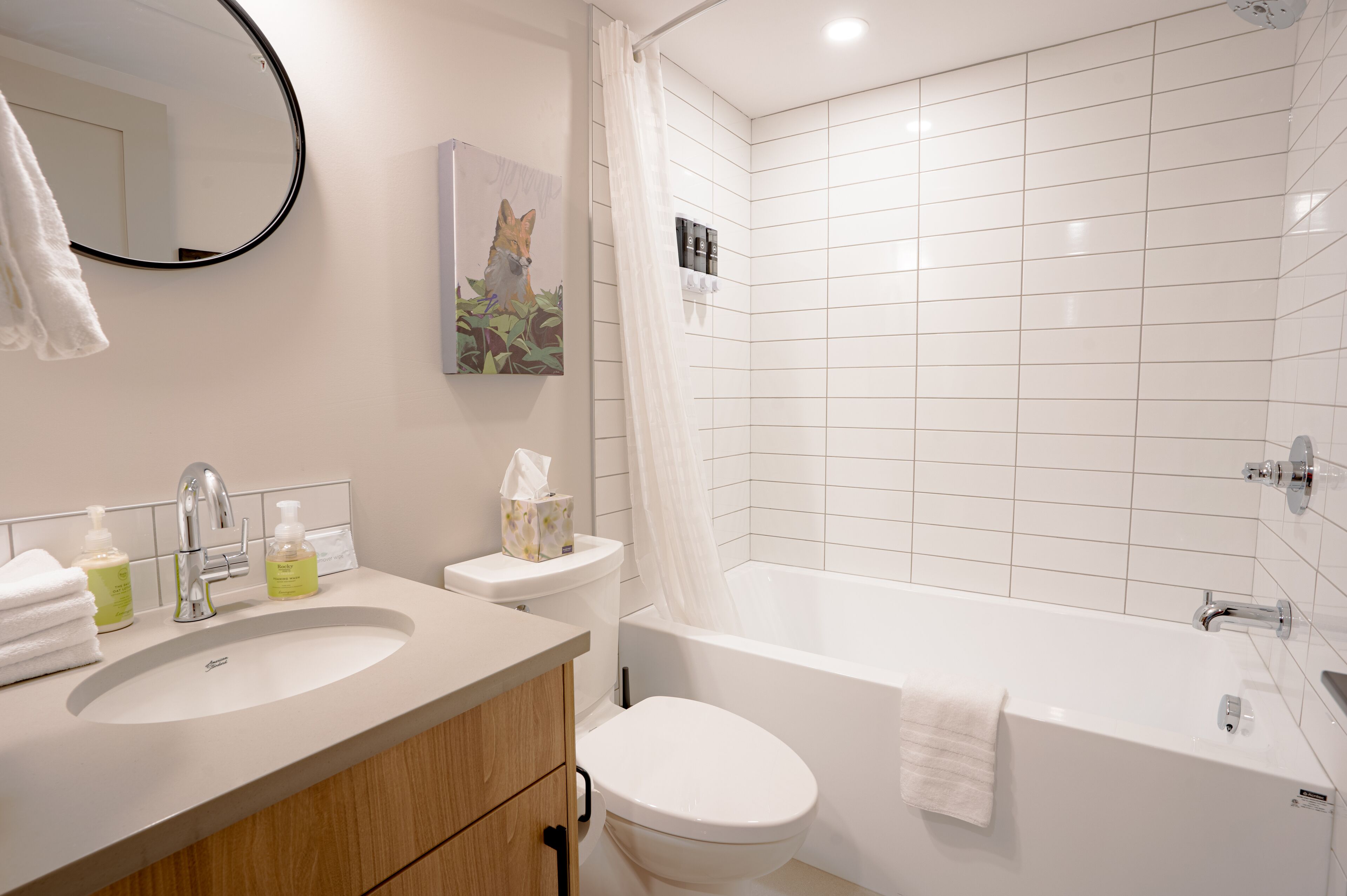 Ein modernes Badezimmer mit Waschbecken, Toilette und Badewanne.