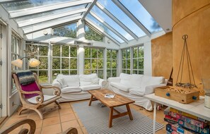 Smart TV, fireplace - Cozy home in Højby with kitchen (Højby)