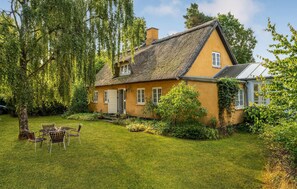 Exterior - Cozy home in Højby with kitchen (Højby)