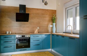 Fridge, stovetop, dishwasher, coffee/tea maker