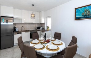 Kjøleskap, ovn, kokeplater og oppvaskmaskin