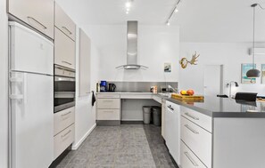 Kjøleskap og oppvaskmaskin