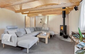 Fireplace - Nice apartment in Klemensker (Klemensker)