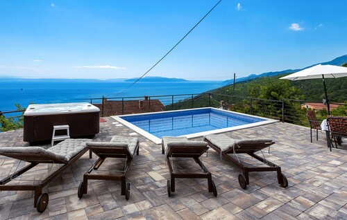 Cozy home in Bregi with WiFi