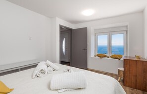 4 bedrooms, travel cot, free WiFi, bed sheets