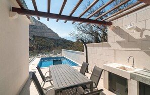 Outdoor dining - Cozy home in Zrnovnica with WiFi (Zrnovnica)