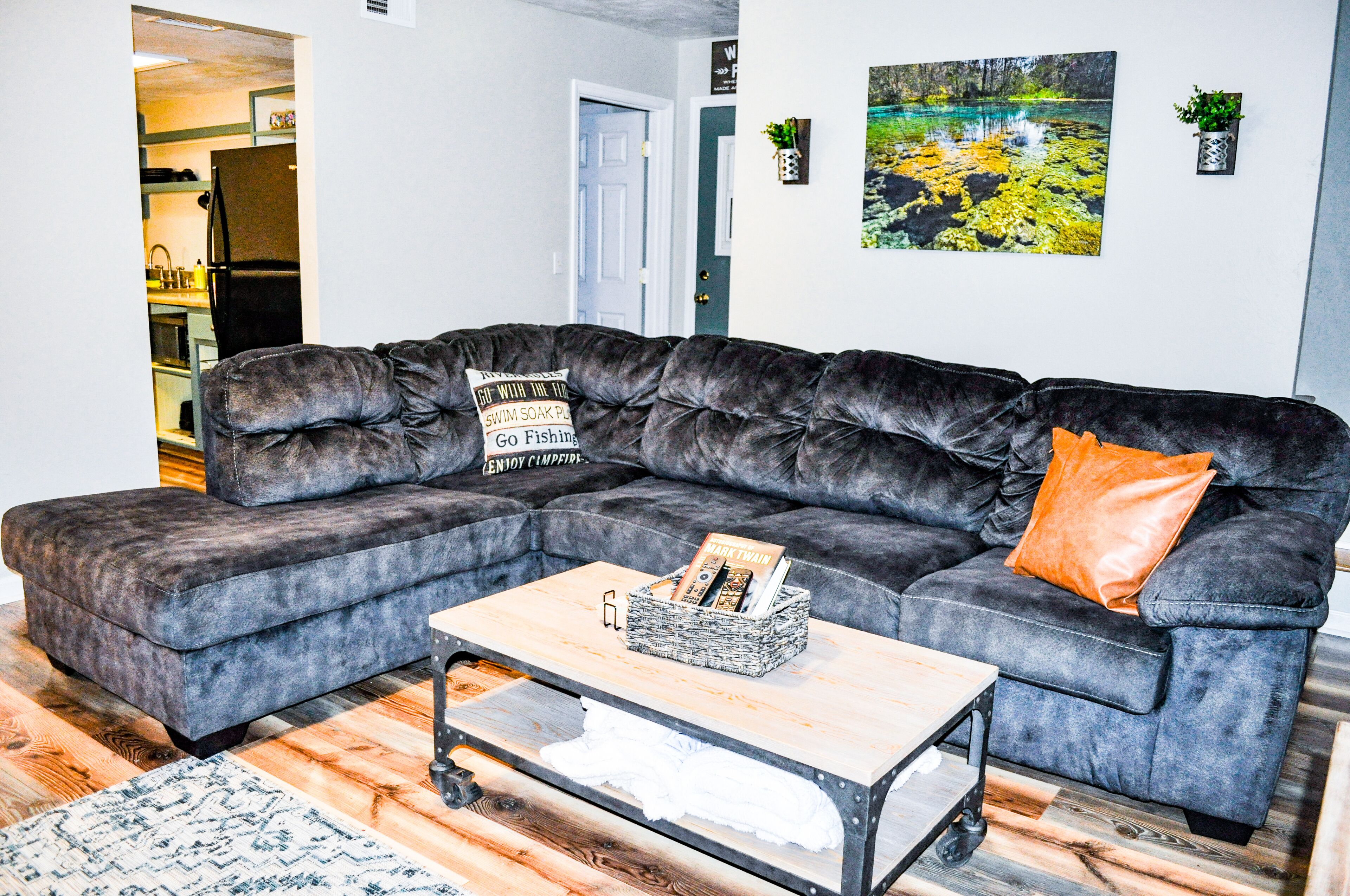 TV connectée, lecteur de DVD, livres