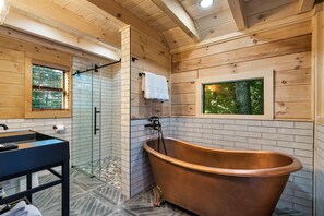 Badewanne, Haartrockner, Handtücher, Seife