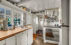 Køleskab, kogeplade, opvaskemaskine, kaffe-/temaskine