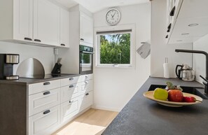 Réfrigérateur, micro-ondes, plaque de cuisson, lave-vaisselle
