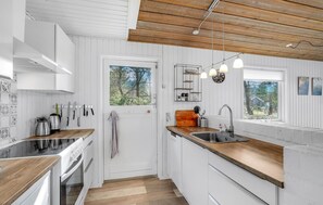 ثلاجة، موقد طهي مسطح، غسالة أطباق