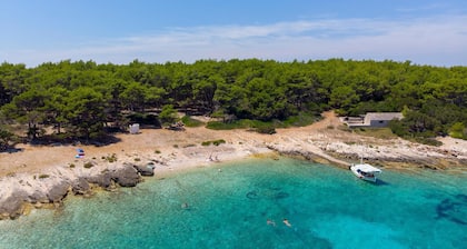 2 bedroom beach front apartment in Vela Luka