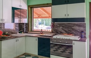Kühlschrank, Herdplatte, Wasserkocher mit Kaffee-/Teezubehör
