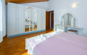 3 bedrooms, travel crib, free WiFi, bed sheets